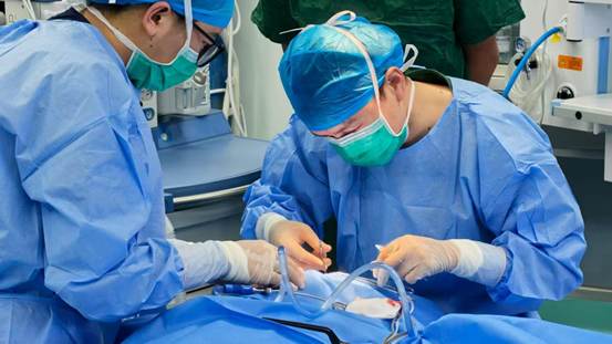 梁坤在为藏族同胞开展上睑下垂手术