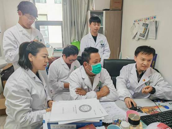 在山南市进行师带徒帮扶，传授先进的眼科学诊疗技术