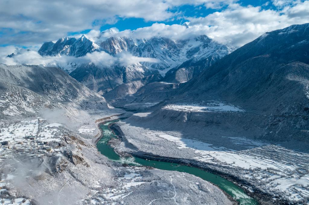 冬日高原水库(图)西藏黑颈鹤踏雪飞春远眺珠穆朗玛峰(图)西藏日喀则