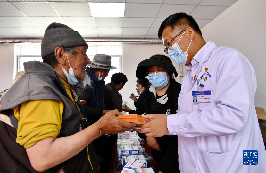 西藏：医疗队义诊暖民心（图）