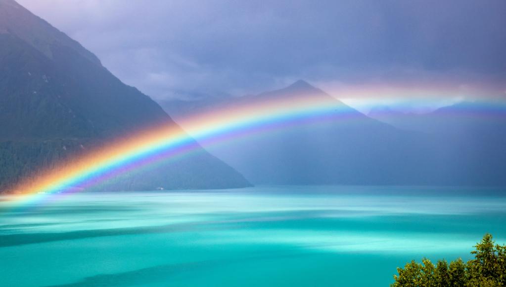 西藏巴松湖上的彩虹（图）