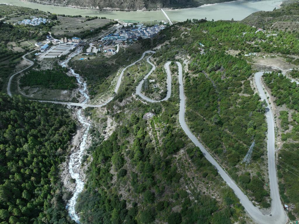 西藏林芝派镇至墨脱公路主体工程完工（图）