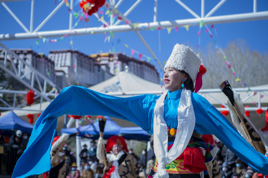 西藏拉萨：布达拉宫脚下的年货节